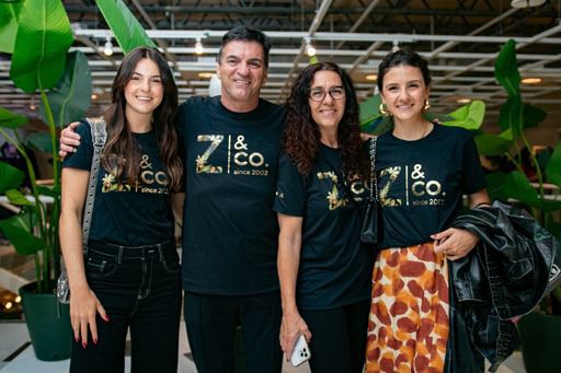 A Zinzane & Co é uma plataforma de experiência, comunicação e moda que reúne as seis marcas do Grupo, dentro de um único espaço com mais de 2 mil metros quadrados.